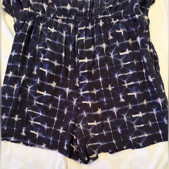 Evereve Black and White Patterned Top - Picture 11 of 11